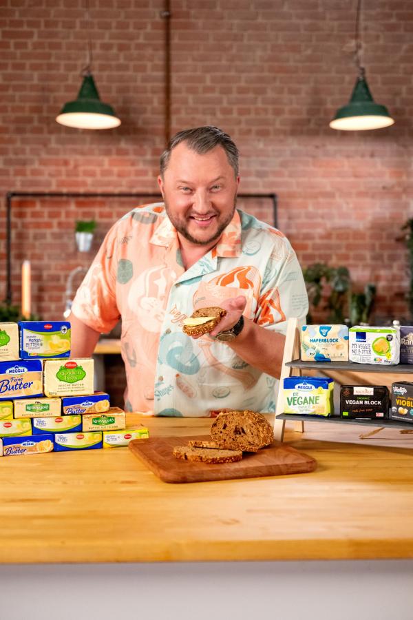 Bild 1 von 7: Sebastian hält ein Butterbrot in die Kamera.
