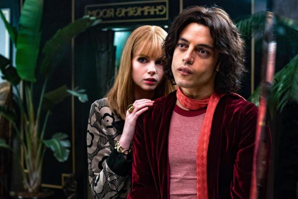 Bild 1 von 31: Im Bild: Lucy Boynton (Mary Austin), Rami Malek (Freddie Mercury).