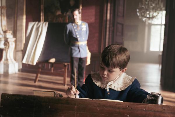Bild 1 von 17: Im Bild: Die christlich-konservative Erziehung seiner eigenen Kindheit will Franz Joseph an seinen Sohn Rudolf (Ludwig Parotte) weitergeben. Es kommt zum Konflikt mit seiner Ehefrau.