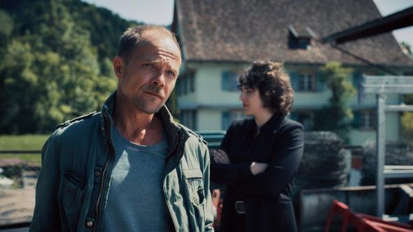 Bild 1 von 6: Micha Oberländer (Matthias Koeberlin) und Mara Eisler (Anna Werner Friedmann) statten dem Sicherheitsmitarbeiter einen Besuch ab.