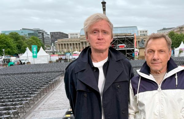 Bild 1 von 1: 15 Jahre lang haben sich Pierre M. Krause (li.) und Richy Müller nicht gesehen. Fast doppelt so oft wurde Pierre explizit NICHT aufs SWR-Sommerfest eingeladen. Klar, der Name des Events erscheint im Stuttgarter Regen so kontrovers wie die Entscheidung, einen deutschen Schauspieler für einen Blockbuster nicht als Nazi zu besetzen. Aber 4.000 Zuschauer wären für Pierre nun mal doch eine neue Bestmarke. Und weil Richy gerade nicht mit Jodie Foster rolexed, bringt er ihn kurzerhand aufs Festgelände Rain, Man!