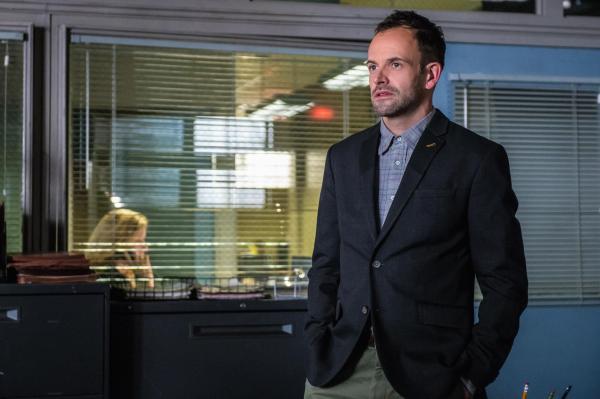 Bild 1 von 15: Sherlock Holmes (Jonny Lee Miller) muss die Ermittlungen aufnehmen, als in einem Fass eine Leiche gefunden wird. Die Tötungsart weist seines Erachtens eine typische Mafia-Handschrift auf ...