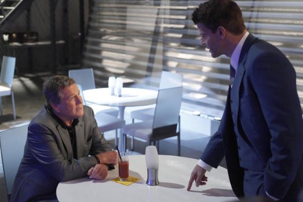 Bild 1 von 4: Max Keenan (Ryan O'Neal, l.); Booth (David Boreanaz, r.)