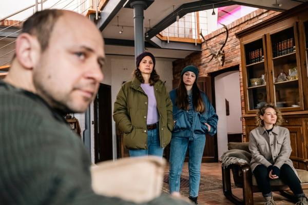 Bild 1 von 6: Unmittelbar vor seinem Tod hatte sich das Opfer mit seinem Bruder Marc Ebinghaus (Moritz Führmann, l.) gestritten. Die Kommissarinnen Lilly Funke (Tatjana Kästel, 2.v.l.) und Amira Mahdi (Aylin Ravanyar, 2.v.r.) besuchen Marc und seine Frau Franka Ebinghaus (Angelina Häntsch, r.), um dem Grund für die Auseinandersetzung nachzugehen.