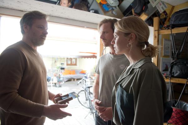 Bild 1 von 7: Gregor Völler (Nicholas Reinke, l.) versucht Raffael (Max Rothbart, M.) und Annika Vollmer (Teresa Rizos, r.) davon zu überzeugen, dass er seinen leiblichen Sohn zurückhaben möchte.