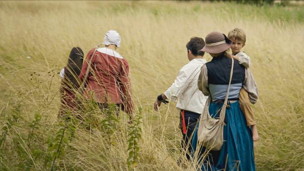 Bild 1 von 4: Hunderte von Frauen werden aus der Stadt vertrieben, da die Lebensmittel knapp werden.