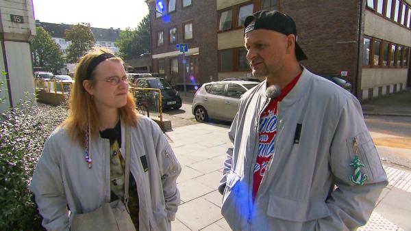 Bild 1 von 2: Jessica und Olaf hoffen nach dem Umzug auf die baldige Rückkehr ihres Sohns..