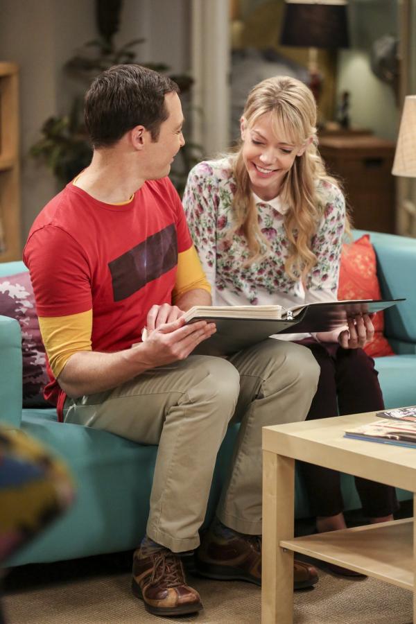 Bild 1 von 21: Erinnerungen an alte Zeiten kommen bei Sheldon (Jim Parsons, l.) und seiner ehemaligen Verehrerin Ramona (Riki Lindhome, r.) hoch ...