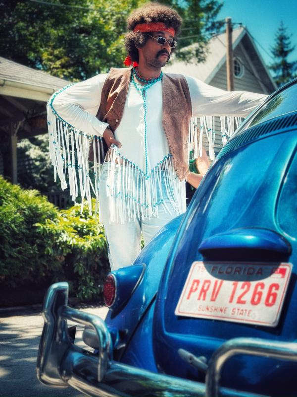 Bild 1 von 6: Der stolze neue Besitzer. Der Hippie (Benito Bause) hat den Käfer von Ted Bundy gekauft. Ob das eine gute Idee war?