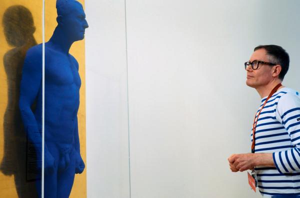 Bild 1 von 2: Pascal Gourmelin ist seit über 30 Jahren Aufsicht für ein Werk von Yves Klein. Immer noch ist er hypnotisiert von der legendären Farbe International Klein Blue.