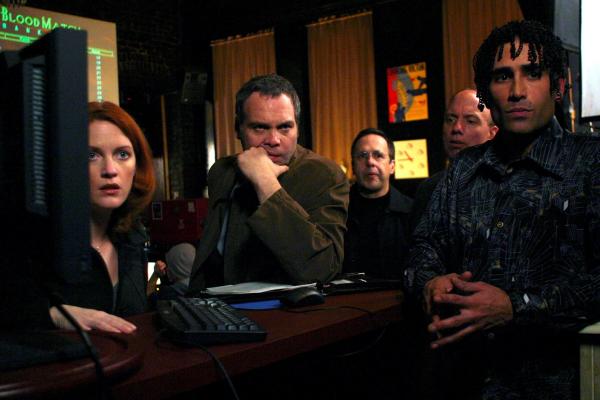 Bild 1 von 44: Law & Order Criminal Intent Season03 EP F.P.S., Law & Order Criminal Intent Staffel03 EP Blutiges Spiel, regie USA 2003-2004, darsteller (L-R) (foreground) Samantha Buck, Vincent D'Onofrio, Jonathan Hova    Photographer: Jessica Burstein