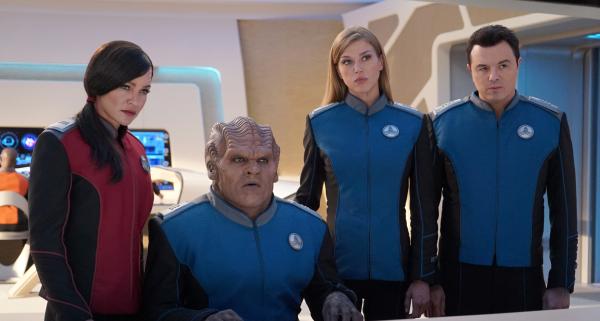 Bild 1 von 22: (v.l.n.r.) Lieutenant Talla Kayali (Jessica Szohr); Lieutenant Commander Bortus (Peter Macon); Commander Kelly Grayson (Adrianne Palicki); Captain Ed Mercer (Seth MacFarlane)