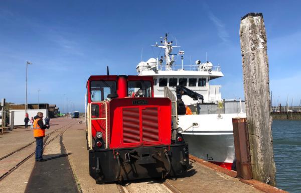 Bild 1 von 4: Am Fähranleger auf Wangerooge - Waren werden direkt vom Schiff auf die Bahn geladen.