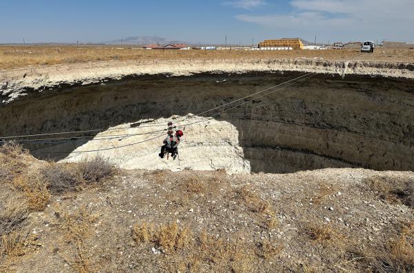 Bild 1 von 3: Profi-Kletterer Burak Delikta? seilt sich in ein 40 Meter tiefes Senkloch ab.