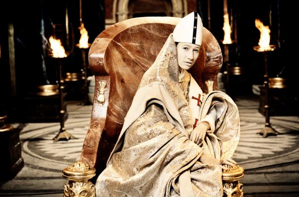 Bild 1 von 3: Johanna (Johanna Wokalek) als Papst Johannes Anglicus.