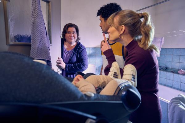 Bild 1 von 6: Elli (Nadine Wrietz, l.) sucht ihren Sohn Yannik (Rojan Juan Barani, M.) im Badezimmer, wo er neben Svenja (Leonie Wesselow, l.) steht.