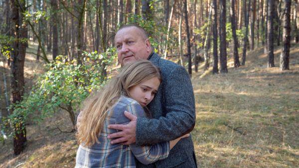 Bild 1 von 7: Reuter (Udo Kroschwald, r.) kümmert sich um Jule Faber (Ella Zirzow, l.). Sie ist zur Hütte im Wald gefahren, um sich so ihrem verstorbenen Vater näher zu fühlen. Hat Jule davon gewusst, dass ihr Vater Garbiel Faber wieder in Wismar ist? Wenn ja, warum hat sie niemandem davon erzählt?