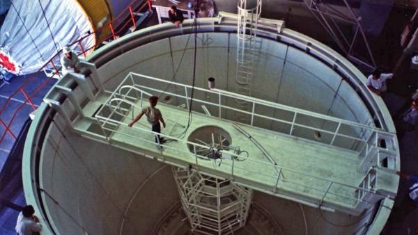 Bild 1 von 2: Eine Aufnahme aus der Konstruktionsphase des Manned Orbiting Laboratory (MOL). Die in dem Flugkörper installierte Kamera war so groß wie ein Pkw.