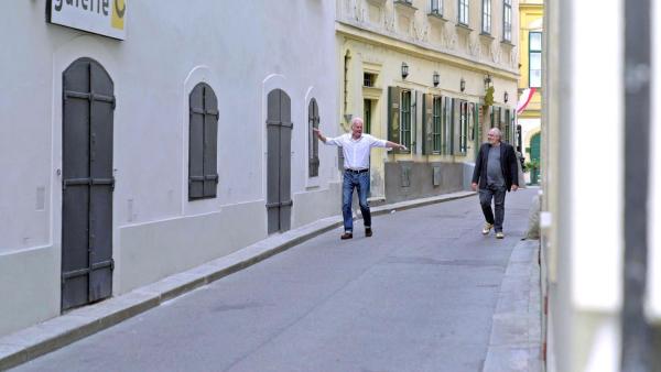 Bild 1 von 15: Im Bild: Harald Schmidt und Michael Niavarani beim Stadtspaziergang.