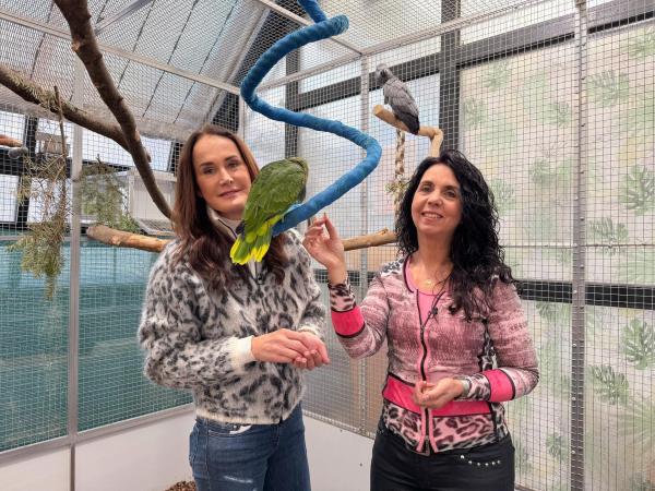 Bild 1 von 18: Im Bild: Maggie Entenfellner zu Besuch im ARGE Papageienschutzzentrum Wien bei Mag. Nadja Ziegler.