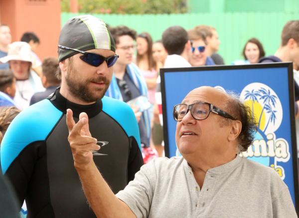 Bild 1 von 8: Charlie Kelly (Charlie Day, l.); Frank Reynolds (Danny DeVito, r.)