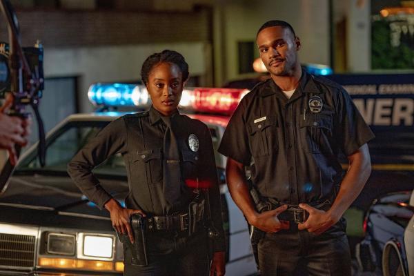Bild 1 von 9: Athena (Pepi Sonuga, l.); Emmett Washington (Jeff Pierre, r.)