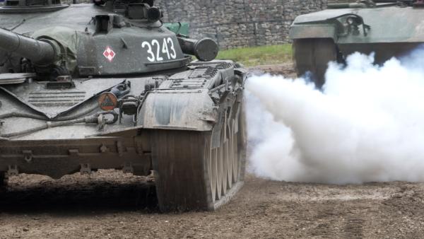 Bild 1 von 2: Der russische Panzer T-72 ist noch flacher als sein Vorgänger, gebaut für große Panzerschlachten gegen die Nato.
