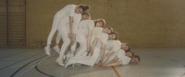 Bild 1 von 1: Das Manko ist erschöpft vom Schutzengeltraining. Von links: Horror Manko (Carol Schuler), Dumm Manko (Jonas Hien), Panik Manko (Sarah Bauerett), Mauerblümchen Manko (Julia Schubert), Gute Laune Manko (Bastian Reiber), Manko Akkurat (Florian Anderer), Bienchen Manko (Annika Meier), Perplex Manko (Sebastian Grünewald)