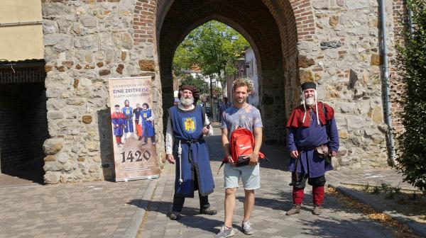 Bild 1 von 2: In Wassenberg begibt sich Daniel Aßmann mit Stadtschreiber und Fleischhauer auf eine Zeitreise ins Mittelalter - und begegnet Ritter Gerhard auf dem Tablet und in 3D.