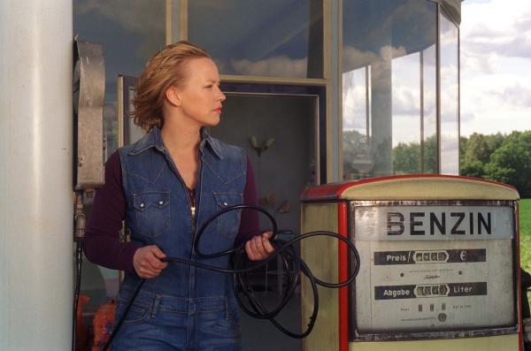 Bild 1 von 11: Es weht ein scharfer Wind auf dem Land: Die attraktive Weda (Floriane Daniel) beobachtet den neuen Betreiber der gegenüberliegenden Tankstelle - und macht es dem Konkurrenten nicht gerade leicht ...