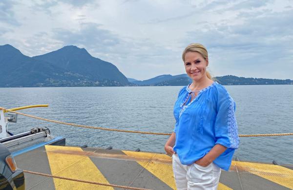 Bild 1 von 3: Judith Rakers Reise beginnt in Ascona direkt mit einer Bootsfahrt auf dem Lago Maggiore.