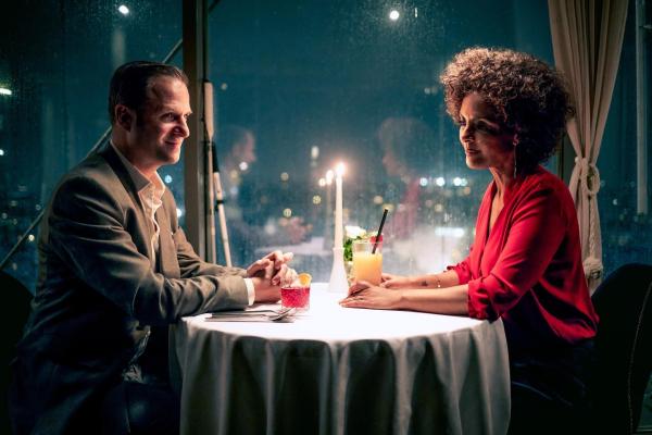 Bild 1 von 22: Im Bild: Alexander Haller (Philipp Hochmair) und die Museumsangestellte Anna Bernays (Dennenesch Zoudé) sitzen bei einem romantischen Abendessen in einer Rooftop-Bar.