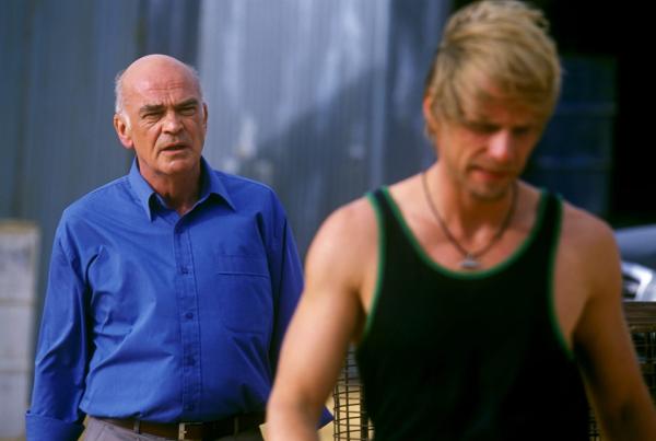 Bild 1 von 13: George Bickham (Peer Jäger, l.) versucht immer wieder, seinen Sohn Kyle (Julian Weigend, r.) auf seine Seite zu ziehen.