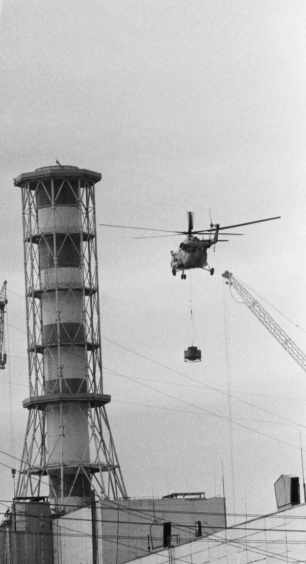 Bild 1 von 8: Um die atomare Kettenreaktion nach dem Unglück zu stoppen, werden Tausende Tonnen Material über dem Reaktorblock 4 abgeworfen. Dabei handelt es sich um Bor, Blei, Dolomitgestein und Sand.