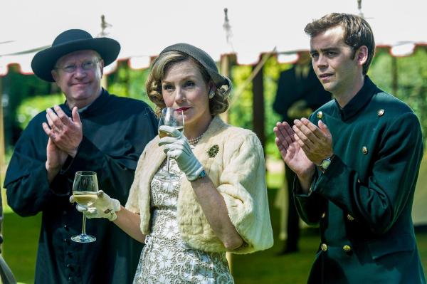 Bild 1 von 16: Im Bild(v.li.): Mark Williams (Father Brown), Nancy Carroll (Lady Felicia), Alex Price (Sid Carter).