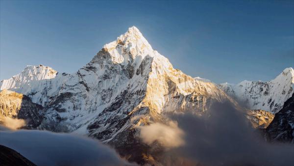 Bild 1 von 4: Der Gipfel des Mount Everest ist ein Sehnsuchtsort, aber der gefährliche Aufstieg forderte schon mehr als 300 Menschenleben.