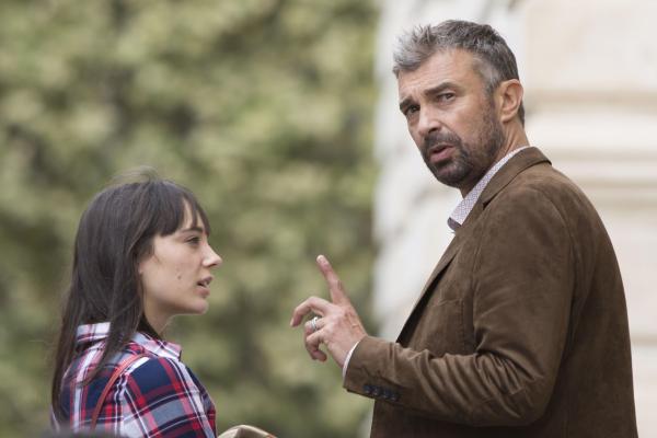 Bild 1 von 13: Emma Renoir (Clara Antoons, l.); Simon Ferrer (Jean-Pierre Michael, r.)