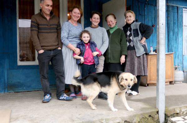 Bild 1 von 5: Die Familie von Eka Dzowenidze (2.v.l.) ist 1993 aus Abchasien geflohen. Ihre Holzhütte, die sie damals bezogen haben, soll wegen des Hafenbaus abgerissen werden.