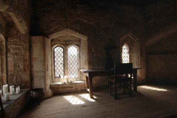 Bild 1 von 3: Die Zelle Edwards II. auf Berkeley Castle - hier verbrachte der abgesetzte König die letzten Wochen vor seiner Ermordung.