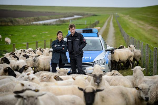 Bild 1 von 13: Ostfriesland, Schafe, schmutzige Deals - und mitten drin die Polizisten Süher Özlügül (Sophie Dal, l.) und Henk Cassens (Maxim Mehmet, r.).
