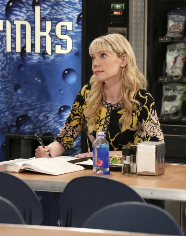 Bild 1 von 18: Wie wird Ramona (Riki Lindhome) reagieren, wenn sie von Sheldons Antrag für Amy erfährt?