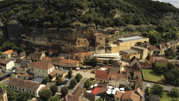 Bild 1 von 3: Im Jahr 1868 wurden in einer Höhle nahe der französischen Kleinstadt Les-Eyzies-de-Tayac die Fossilien eines früheren Vertreters der Homo sapiens gefunden.