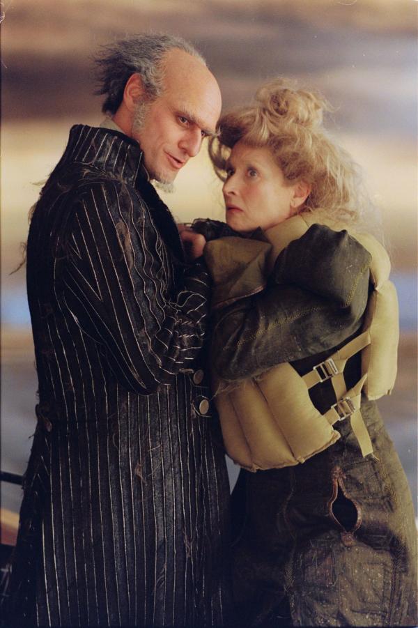 Bild 1 von 20: Auch nachdem Graf Olaf (Jim Carrey, l.) das Sorgerecht an Tante Josephine (Meryl Streep, r.) verloren hat, lässt er nicht locker. Er will die Kinder - und in erster Linie ihr Vermögen - wieder bei sich haben ...