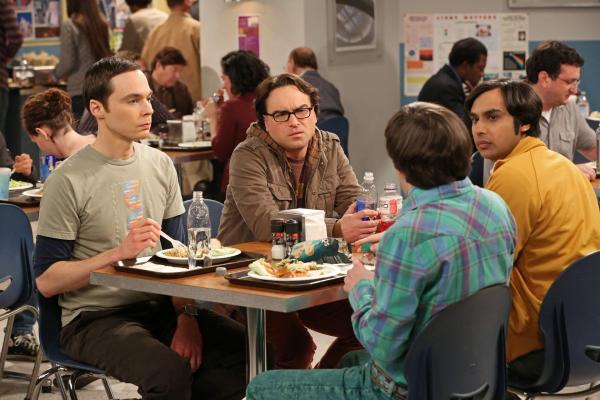 Bild 1 von 10: Während Leonard (Johnny Galecki, 2.v.l.), Sheldon (Jim Parsons, l.) und Raj (Kunal Nayyar, r.) um eine unbefristete Stelle an der Universität kämpfen, kann sich Howard (Simon Helberg, 2.v.r.) zurücklehnen und den Hahnenkampf einfach nur genießen ...