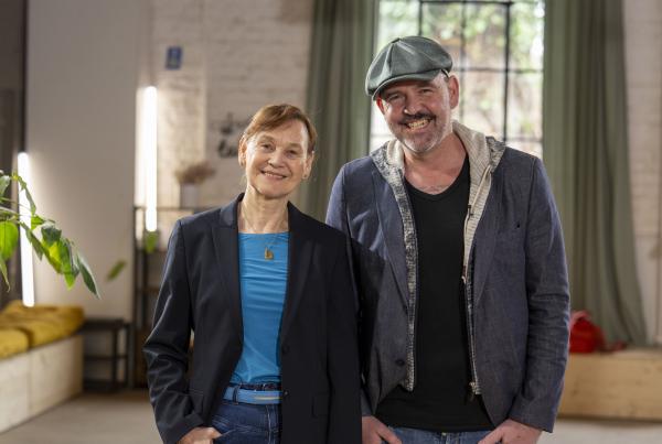 Bild 1 von 1: Risikofaktor Frau? In dieser Folge trifft Doktor Esser (rechts) unter anderem Frau Prof. Dr. Petra Thürmann (links) - stellvertretende Ärztliche Direktorin der Uniklinik in Wuppertal.   Sie ist Expertin im Gebiet der Gendermedizin und erklärt, dass Medikamente bei Männern und Frauen unterschiedlich wirken und für andere Nebenwirkungen sorgen.  Kann es wirklich sein, dass Frauen auch 2025 noch immer durch mangelnde Forschung einem größeren Risiko ausgesetzt sind als Männer?