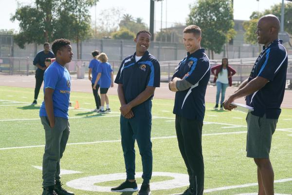 Bild 1 von 2: Officer Bradford (Eric Winter, 2. v. r.) und sein Rookie Jackson West (Titus Making Jr, 2. v. l.) sollen als freiwillige Football Trainer im Rahmen eines Community Policing Projektes aushelfen.