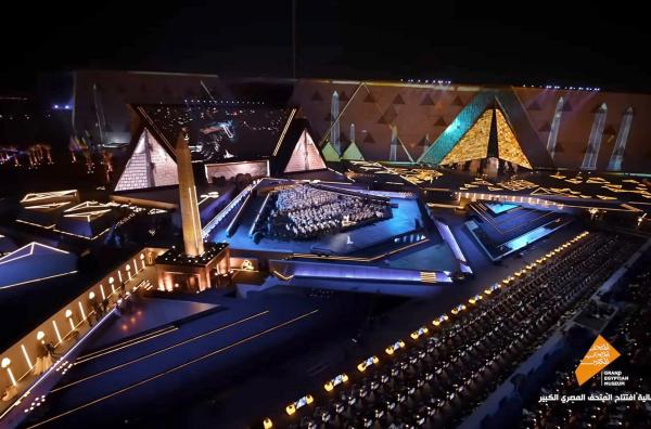 Bild 1 von 1: Spektakuläre Eröffnung des weltweit größten Archäologie-Museums in Ägypten: Das autoritär regierte Land nutzt das globale Interesse an der Pharaonenzeit zur Demonstration seiner Stärke.