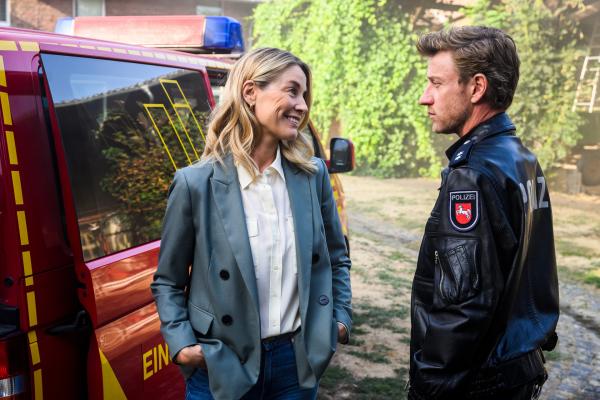 Bild 1 von 15: Polizeipräsidentin Antje Reiff (Petra van de Voort) hat Henk Cassens (Maxim Mehmet) fest im Griff. Ein falsches Wort könnte ihn seine Karriere kosten.