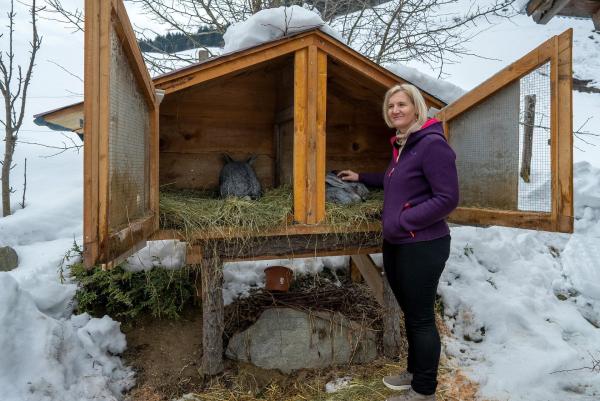 Bild 1 von 12: Im Bild: Bäuerin zeigt ihre \