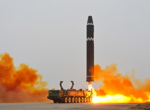 Bild 1 von 11: Immer wieder demonstriert Nordkorea durch Raketentests militärische Stärke und provoziert die Weltgemeinschaft, hier mit einem Test für die Einsatzbereitschaft von Interkontinentalraketen im Februar 2023.
